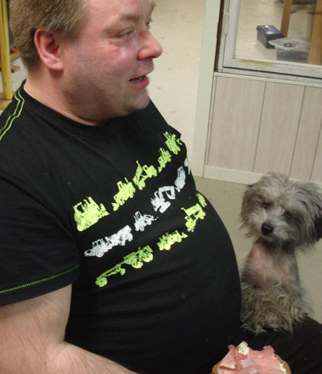 Tobbe var h&auml;r med hund som sk&auml;llde och &aring;t. Hunden allts&aring;. Tobbe &aring;t bara. Han sk&auml;ller faktiskt aldrig p&aring; n&aring;gon utan &auml;r oftast ganska sn&auml;ll.