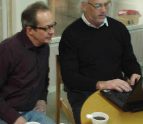 Torbi&ouml;rn och Anders f&ouml;rs&ouml;kte fixa n&aring;got med webbsidan. De tog en kopp kaffe, enligt bilden, men sanningen &auml;r att det gick &aring;t m&aring;nga koppar kaffe.