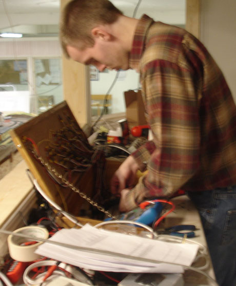 Denna dag fyllde Danne 23 och Johan och Bodo ringde och grattade per Bodos telefon. Danne undrade vad det var f&ouml;r nummer, ja han blev sannerligen chockad! Sedan kopplade han st&auml;llverk och bj&ouml;d p&aring; gr&auml;ddbakelser, som av naturliga sk&auml;l ej kan visas upp i bild...