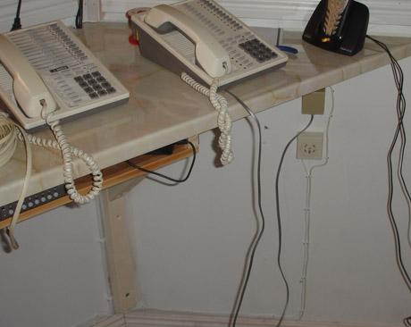 Johan skruvade i Styrhytten. 3 telefonuttag har installerats, 2 fasta och en mobil.