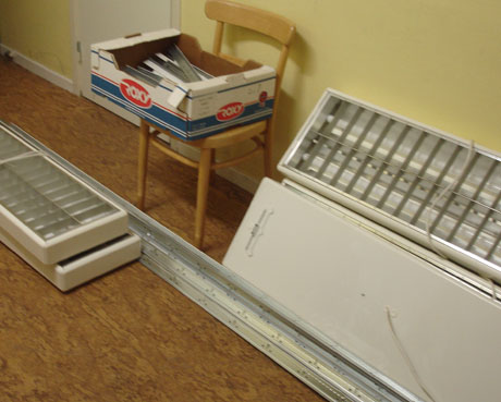 H&auml;r ligger lite undertak och belysningsarmaturer.