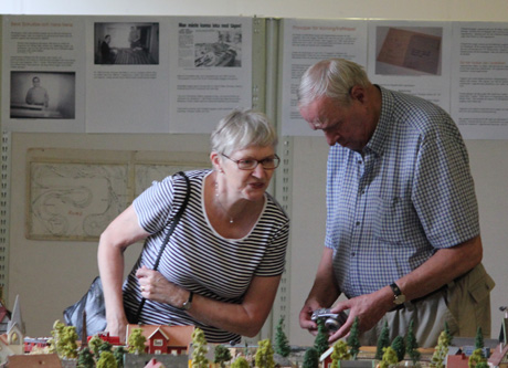 Ett intressant objekt p&aring; Roys bana. I bakgrunden Johans lilla sommarskapelse; Schultze-museum.