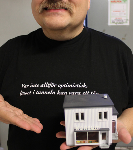 S&aring; var bygget ig&aring;ng igen efter sommarvisningarna. Oskar var dock inte fullt s&aring; optimistisk inf&ouml;r h&ouml;sten som han brukar. Du ser v&auml;l vad det st&aring;r p&aring; tr&ouml;jan? Fast Konsum-butiken var han glad &aring;t att ha inf&ouml;rskaffat.