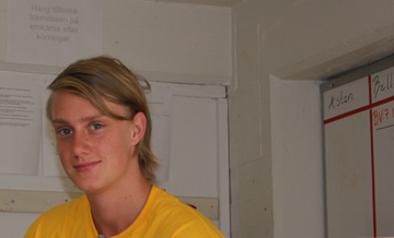 Jesper k&ouml;rde under de f&ouml;rsta timmarna. Notera vad som st&aring; p&aring; tavlan bakom. Ett fel p&aring; Bellevue V&auml;xel 7.
