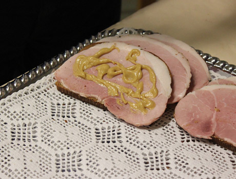 Sm&ouml;rg&aring;sarna var sp&auml;ckade med senap och skinka.