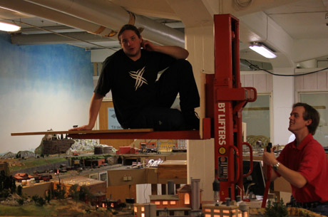 Danne och Johan testar en prototyp av bantrucken.