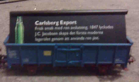Denna vagn gjorde Johan av en &ouml;lmeny. Nu har Harrys i V&auml;rnamo rullande &ouml;lreklam.