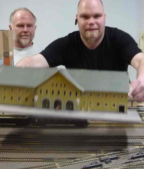 Tonny var den vita armen och fokus idag l&aring;g p&aring; landskapsbygge. Lelle lyfter bort Astons station.