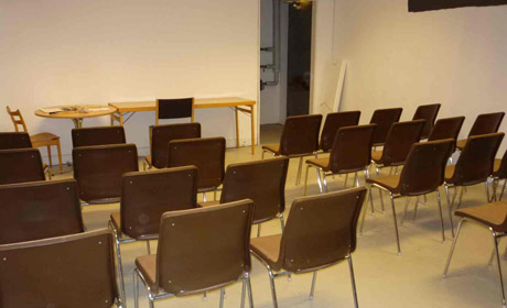 Anders provade biografsittning inf&ouml;r invigningen. Med extra benutrymme och sidomarginal f&ouml;r den som vill &auml;ta upp sig p&aring; v&aring;rt v&aring;ffelcaf&eacute;, av sockervadd, slush, korv eller annat gott som serveras d&aring;.