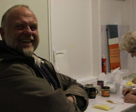 Tonny var h&auml;r f&ouml;r att ge sitt m&aring;larperspektiv p&aring; arbetet med sargen. Just nu gav han dock sitt perspektiv p&aring; Guns uppl&auml;ggning av kv&auml;llens fikabr&ouml;d. Ett inte nog s&aring; viktigt arbete.