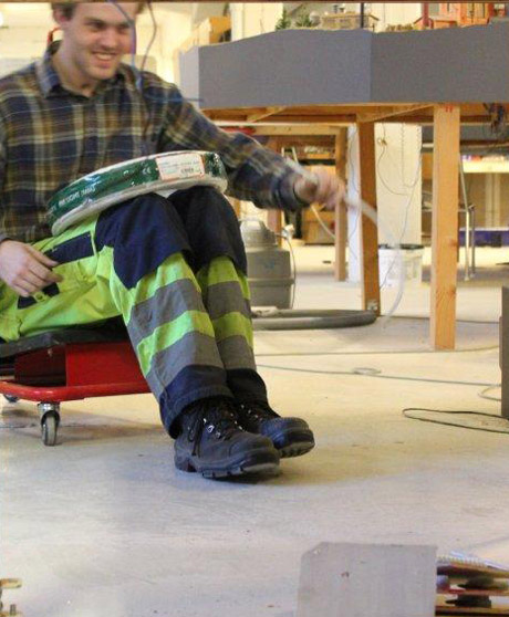 H&auml;r ser vi Danne rulla ut EKK Light 3x2,5 mm2-kabel f&ouml;r belysningens plintar. Dessa kommer g&aring; till en ny elcentral bakom anl&auml;ggningen.