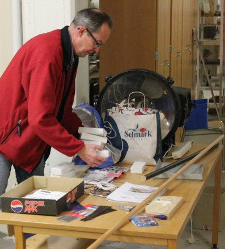 Torbi&ouml;rn h&auml;mtar en ny bunt v&auml;xlar och plastbleck.