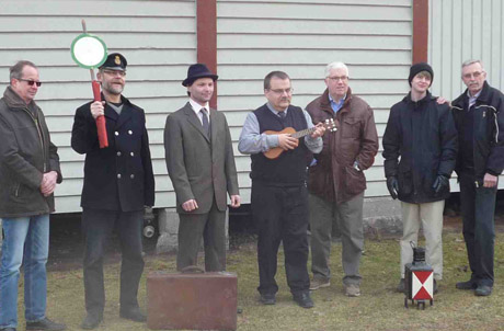 S&ouml;ndagen den 4 mars hade vi samlats f&ouml;r att mannek&auml;nga utanf&ouml;r godsmagasinet i Ljungby. Bilderna skall anv&auml;ndas f&ouml;r att pryda en v&auml;gg i v&aring;rt caf&eacute;. De som inte kunde denna dag (2-3 stycken) fotograferades f&ouml;re eller efter ist&auml;llet. Fr&aring;n v&auml;nster: Torbi&ouml;rn, H&aring;kan, Sillen, Oskar, Sten-H&aring;kan, Peter, Siewert.