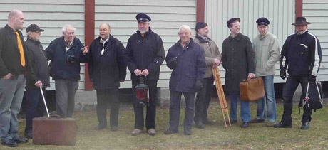 Fr&aring;n v&auml;nster st&aring;r diverse passagerare och t&aring;gpersonal: Lelle, Staffan, Egon, Christer &Auml;lghultarn, Bodo, Jonte, Tonny, Danne, Tomas, Bengt.