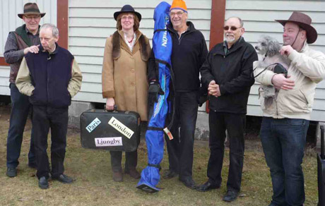 Resande p&aring; v&auml;g(g) fr&aring;n v&auml;nster: Sven-Eric, &Aring;ke, Angelika, Anders, Roy, Tobbe med hund.
