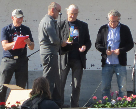 Sven-Eric, Roy och Anders, delar av styrelsen drogs upp p&aring; scenen och snackade med Per och alla bes&ouml;kare. Nu g&auml;llde det lotteriet d&auml;r vinsterna var Micke Tr&auml;t&aring;gsleksaker och en resecheck p&aring; Resia.