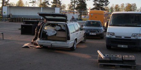 Omr&aring;det b&ouml;rjar sakteliga plockas ner igen. T&auml;lt k&ouml;rs tillbaka och baren har st&auml;ngt.