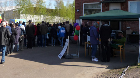 Ja, detta b&ouml;rjar bli en vanlig bild. I Medlemst&auml;ltet till h&ouml;ger kunde du h&auml;mta din gratisbiljett till visningen. D&auml;r fanns ocks&aring; TC-tr&ouml;jor, TC-vagnar och info om hur du kunde (och kan!) bli medlem! =)
