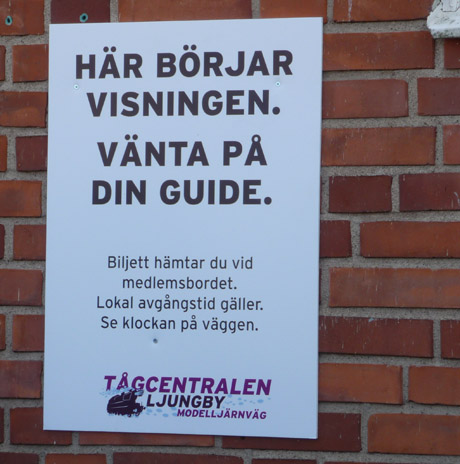 Skylten talar f&ouml;r sig sj&auml;lv. Lelle h&auml;ngde upp klockan onsdagen samma vecka men st&auml;llde den 2 timmar fel, f&ouml;r att g&ouml;ra oss medvetet f&ouml;rvirrade, som omv&auml;xlingen f&ouml;r den omedvetna f&ouml;rvirringen.