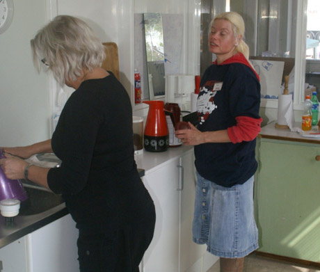 Ulrica och Anna kokade 15 termosar kaffe f&ouml;re klockan 13.00. Det hj&auml;lpte inte. Det var en st&auml;ndig &aring;tg&aring;ng p&aring; kaffet!