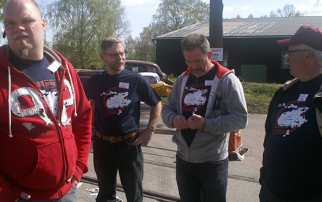 Lelle, H&aring;kan, Bengt och Rolf andas in den friska v&aring;rluften i v&auml;ntan p&aring; ruset...