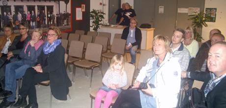 H&auml;r ser vi VIP-visningen. Bak: Sven-Eric och Anders medan Per Broll&eacute;us sitter ner. Fr&aring;n v&auml;nster: Carina Bengtsson, Ann-Charlotte Wiesel, Anne Karlsson, Eva Simonsson. Till h&ouml;ger fr&auml;mre raden: Familjen Schultze med Carl-Gustav &rdquo;Guffe&rdquo; Schultze till h&ouml;ger. Andra raden: Staffan Schultze till h&ouml;ger med sin son. Tredje raden: Kit Schultze med s&auml;llskap.