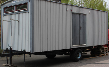 Idag b&ouml;rjade vi bygga upp Ursp&aring;rat-omr&aring;det p&aring; allvar. Toalettvagnen ankom och Sillen fick installera den. Han har varit med och byggt samt reparerat s&aring; han kan den b&auml;st!