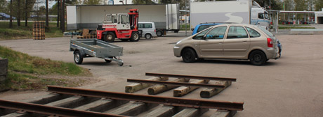 Sl&auml;p och lastbil har kommit p&aring; plats f&ouml;r att skapa scen och avgr&auml;nsare av omr&aring;det. Tobbe lyfte av m&aring;nga pallar fr&aring;n sl&auml;pet, som tillsammans med sistn&auml;mnda ska utg&ouml;ra scengolv.