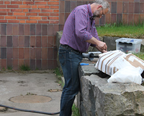 Siegfried och Johan drog 63A-kabel ut fr&aring;n plastfabrikens gamla st&auml;llverk till platsen d&auml;r vi ska ha elcentralen f&ouml;r sj&auml;lva invigningen.