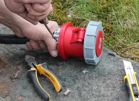 Siegfried fick koppla in en ny handske som Johan k&ouml;pt. Kabel drogs mellan handikapprampen och d&auml;rf&ouml;r v&aring;gade vi ha den ute under n&auml;tterna.