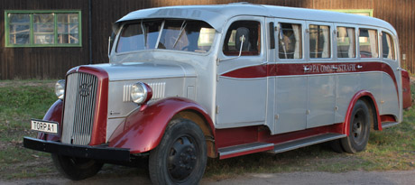 Roy k&ouml;rde hit en buss fr&aring;n Torpa Bystuga. Det &auml;r 75 h&auml;stars Volvo fr&aring;n 1934.