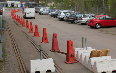 Koner b&ouml;rjade s&auml;ttas upp f&ouml;r att skydda bes&ouml;karna fr&aring;n okontrollerat framf&ouml;rda trampdressiner. M&aring;nga var h&auml;r och arbetade.