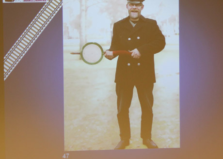 Inne f&ouml;rbereddes de sista detaljerna i den powerpoint som ska visas i f&ouml;rsta delen av visningen av ADJ. F&ouml;rst f&aring;r bes&ouml;karna en massa info och historik, sedan en bild p&aring; H&aring;kan som stins.