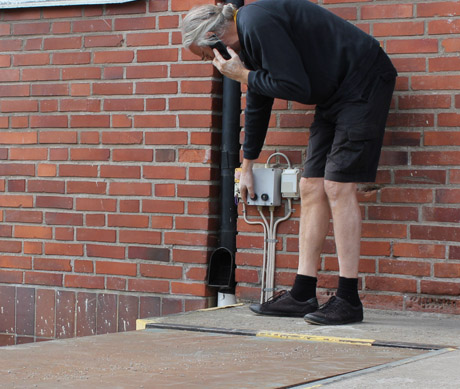 Johan skulle lyfta ner grejer fr&aring;n en lastbrygga. Till sin hj&auml;lp hade han en lyftbrygga, som funkade tills dess att alla skulle vara med och k&ouml;ra. Tillslut gick det varken att h&ouml;ja eller s&auml;nka bryggan. Anders ringde en expert, men inte ens d&aring; l&ouml;ste det sig. Morgonen efter n&auml;r Johan provade fungerade det galant.