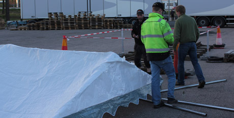 P&aring; kv&auml;llen anl&auml;nde ett t&auml;lt fr&aring;n Sillens lillebrorsa som vi b&ouml;rjade montera ihop.