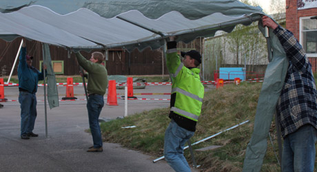 Taket &auml;r p&aring; g&aring;ng. H&aring;llare fr&aring;n v&auml;nster &auml;r Rolf, Tomas, Danne och Kjell.