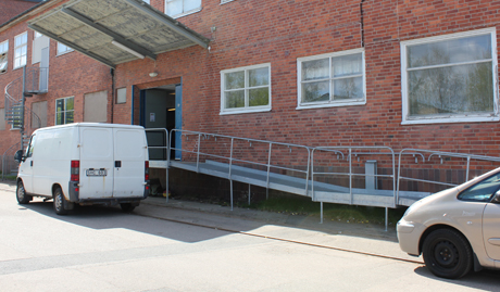 N&aring;gra var samlade f&ouml;r att st&auml;lla iordning det sista och k&ouml;ra tillbaka grejer.