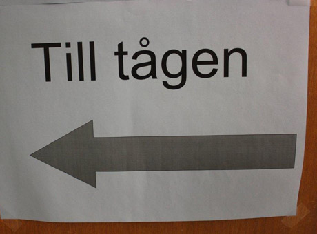 Vi b&ouml;rjar med att v&auml;xla in oss p&aring; r&auml;tt riktning. En l&auml;tt r&ouml;relse mot t&aring;gen.