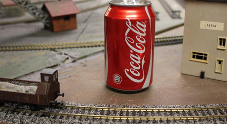 Nu r&ouml;r vi oss sakta ned&aring;t, passerar en v&auml;xlande vagn som passerar Coca Colas lager p&aring; ADJ. Ett tillf&auml;lligt s&aring;dant. Vin&Sprit Bolaget har monopol p&aring; dryckestransport och servering av kylda drycker p&aring; ADJ. Colan &auml;r bara f&ouml;r arbetets skull.