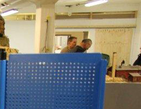 H&auml;r f&aring;r Siegfried l&auml;tt instruktion av Danne hur belysningen ska monteras i husen. Siegfried ska ocks&aring; ta hem och experimentera med transformatorerna till n&auml;sta onsdag, f&ouml;r att se vilken som fungerar b&auml;st.