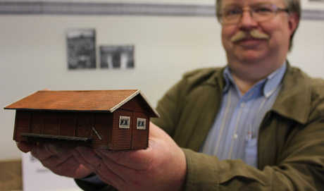 Svensson har n&auml;rmligen byggt en modell av godsmagasinet i M&aring;laskog, och kan bygga flera eftersom det fanns godsmagasin som liknade detta. Magasinet har han sk&auml;nt till f&ouml;reningen.