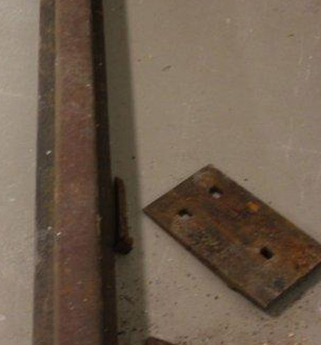 Det var en r&auml;lsbit med fixeringsj&auml;rn fr&aring;n SSJ, anno 1925. Allts&aring; inget skr&auml;p. Ordningen &auml;r &aring;terst&auml;lld och Tomas sitter fortfarande under lysr&ouml;ren och luktar p&aring; f&auml;rgen, det han gillar allra b&auml;st.