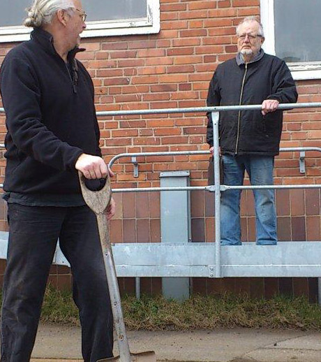 Staffan st&auml;ller en fr&aring;ga g&auml;llande invigningsceremonien, vilket gav Anders en bra paus i arbetet.