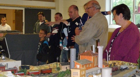Lelle med son och andra samlades f&ouml;r att se sig sj&auml;lva i kamerat&aring;get! Kom och se dig sj&auml;lv! =)