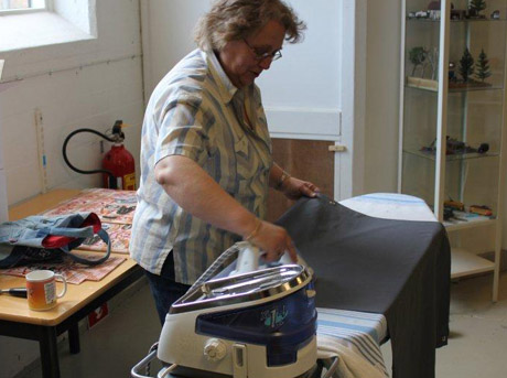 Specialkompetens fr&aring;n Dannes morsa togs in idag. Alla har jobbat s&aring; h&aring;rt att ingen har haft tid att stryka sina kl&auml;der. D&aring; f&aring;r Kerstin rycka in. Notera ocks&aring; bordet bakom. Nyss var det fyllt av affischer. Nu &auml;r de uppsatta.