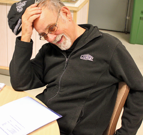 Roy kliade sig i huvudet n&auml;r han f&ouml;rs&ouml;kte svara p&aring; fr&aring;gorna och r&auml;kna nubb samtidigt.