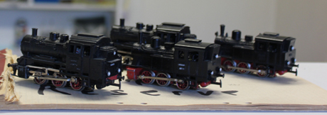 Fyra M&auml;rklin-lok till sm&aring;banorna. N&auml;stan identiska, en klassisk modell, uppst&auml;llda p&aring; ett rutat A4-block, som gulnat. Det kommer fr&aring;n Schultze.