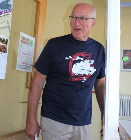 Sven-Eric var glad idag. Han hade hittat sin tr&ouml;ja och namnskylt. Frugan trodde att det var sonens, f&ouml;r Sven-Eric anv&auml;nder s&auml;llan t-shirts med tryck. Hur hon kunde ta fel p&aring; namnet f&ouml;rt&auml;ljer inte historien.