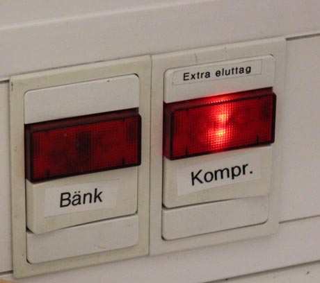 Sillen har kopplat ihop elen i arbetsb&auml;nken igen. Nu finns det en knapp f&ouml;r b&auml;nk-el, f&ouml;r kompressor samt en f&ouml;r belysning (ej med i bild).