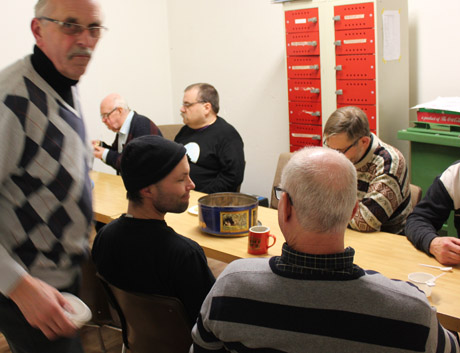 Efter honom f&ouml;ljde ett glatt, men hungrigt, g&auml;ng. Hela terminen har kaffet varit gratis f&ouml;r byggarna, eftersom Gun har h&aring;llit s&aring; god likviditet i kaffekassan. D&auml;rf&ouml;r backar Sivert om.